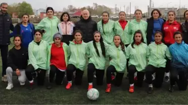 GELİNLİK YERİNE FORMA GİYEN KIZLAR, NAMAĞLUP ŞAMPİYON OLDU