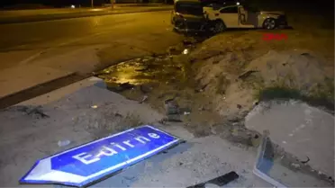 EDİRNE'DE TİCARİ ARAÇ OTOMOBİLLE ÇARPIŞTI: 4 YARALI