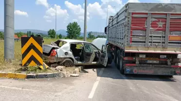Manisa'da kamyonla otomobilin çarpıştığı kazada 2 kişi öldü, 2 kişi yaralandı