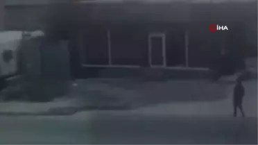 Çaldıkları kabloları çuvala doldurup sırtında böyle götürdüler