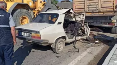 Denizli'de otomobil, tıra arkadan çarptı: Feci kazada anne ve baba öldü, 5 yaşındaki çocukları yaralı olarak kurtuldu