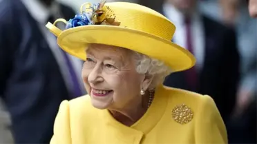 İngiltere Kraliçesi 2. Elizabeth'den Londra'da adının verildiği metroya sürpriz ziyaret