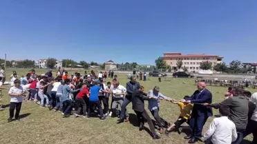 Elazığ'da müftü ve belediye başkanı, öğrencilerle birlikte halat çekme yarışı yaptı