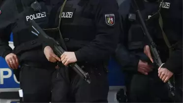 Almanya'da yeğenine oyuncak silah hediye eden Türk vatandaşı, polis şiddeti kurbanı oldu!