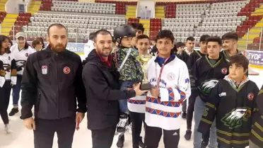 Gençler buzu ısıttı