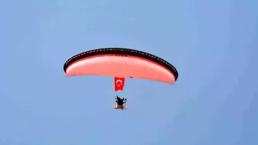 Bilecik'te düzenlenen Bilim Şenliği'nde insansız hava aracı ve paramotor gösterisi nefes kesti