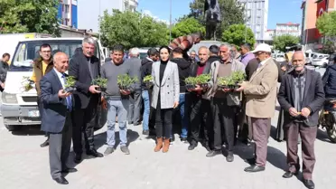 Kars'ta vatandaşlara ata tohumundan üretilen 15 bin 500 fide dağıtıldı