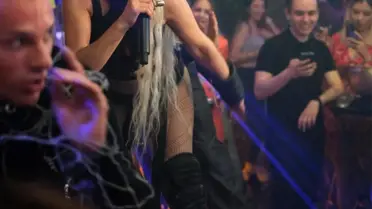 Hande Yener'e Mascotte sahnesinde öyle bir soru geldi ki!