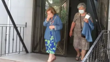Kadıköy'de 11 katlı binada yangın; üst katlardakileri zillere basarak tahliye ettiler