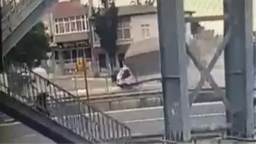 Silivri'de kamyonet otomobile çarpıp devrildi