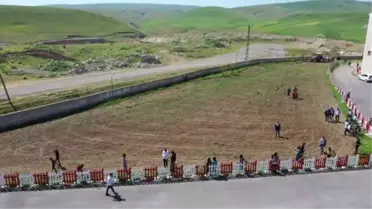 Öğrenciler okulun atıl bahçesini bostana dönüştürüp tarımı öğreniyor