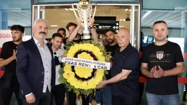 İstanbulspor kupasını Ömer Sarıalioğlu'nun mezarına getirdi