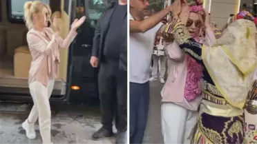 Melek Mosso'nun yerine sahneye çıkan Seda Sayan, Isparta'da bando ekibi ve güllerle karşılandı