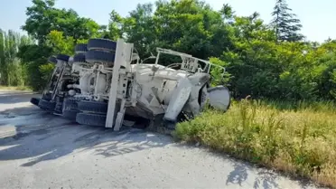 Virajı alamayan beton mikseri devrildi