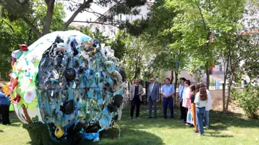 Topladıkları atıklarla küre tasarlayan öğrenciler kirliliğe dikkati çekti