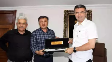 Başkan Demir, Vali Memiş'e tesbih hediye etti