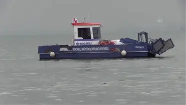 Gönüllüler kıyıda, dalgıçlar denizde temizlik yaptı