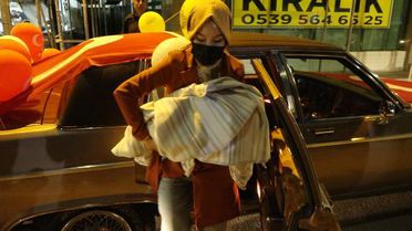 SMA hastası Alp bebek, mehter takımı gösterisiyle tedavi için Dubai'ye uğurlandı