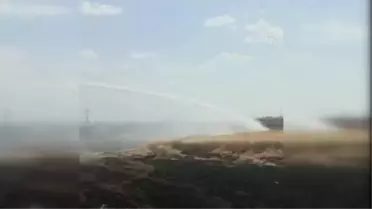 Buğday tarlasında çıkan yangını söndürmeye TOMA da destek oldu