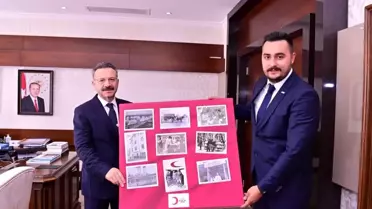 Vali Aksoy'a Türk Kızılayı rozeti