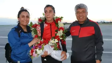 Dünya şampiyonu Nevin, Van'da çiçeklerle karşılandı