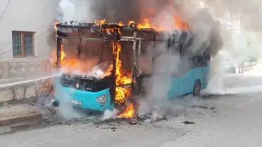 Park halindeki halk otobüsü yandı