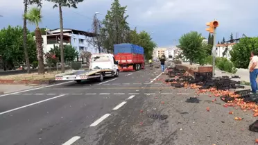 Kaza yapıp kaçtı, yola savrulan şeftaliler sürücülere zor anlar yaşattı
