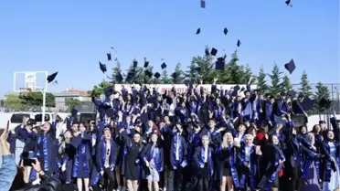 Sultangazi Belediye Başkanı Dursun gençlerin mezuniyetine ortak oldu