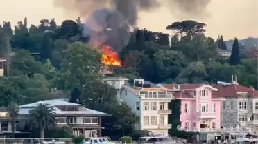 İstanbul'da ahşap köşk alev alev yandı! Yangın diğer yakadan görüldü