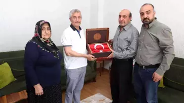 Son dakika haberi! Şehit babalarına Türk Bayrağı ve Kur'an-ı Kerim hediyesi