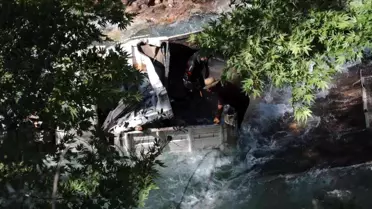 Çaya devrilen kamyondaki işçi için arama kurtarma ekipleri seferber oldu