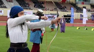 Erzincan'da düzenlenen Geleneksel Okçuluk Türkiye Şampiyonası renkli görüntülere sahne oldu