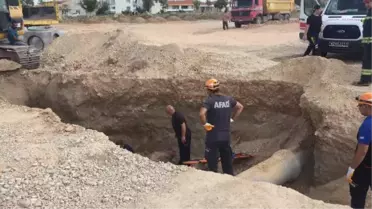 Kanalizasyonda çalışırken, kum yığını altında can verdi
