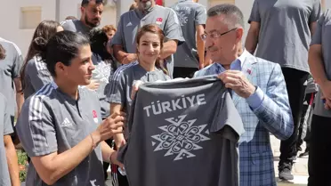 Cumhurbaşkanı Yardımcısı Oktay, Akdeniz Oyunları'na katılan Türk sporcularla buluştu