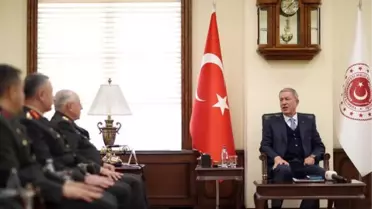 Bakan Akar, kuruluşunun yıl dönümünde Kara Kuvvetleri personelini kabul etti