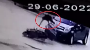 Son dakika... Araç çarpan motosikletin sürücüsünün savrulduğu kaza kamerada
