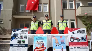 Kayseri'de jandarma ekipleri traktör sürücülerine reflektör dağıttı