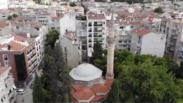 Tarihe meydan okuyan cami rutubete yenik düşüyor