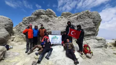 Türk dağcılar İran'daki Demavend Dağı'nın zirvesinde bayrak açtı