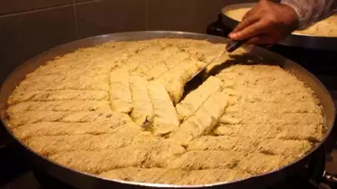 Diyarbakır'da tatlıcılar, siparişleri yetiştirmek için üç vardiyaya geçti