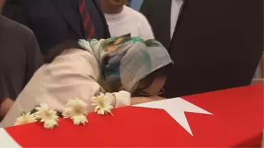 Türkan Şoray, hayatını kaybeden efsane isim Cüneyt Arkın'a gözyaşları içinde veda etti! Tabutuna sarılarak hüngür hüngür ağladı