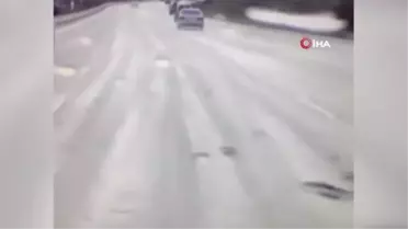 Arkadan çarptığı araç şeritten çıkıp takla attı... O anlar kamerada