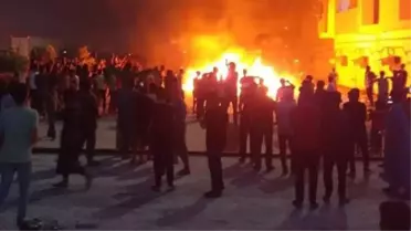 Libya'da bir grup eylemci Temsilciler Meclisi'ni basarak ateşe verdi