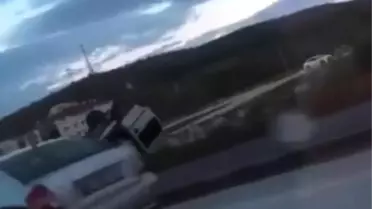 Makas atan sürücünün çarptığı hafif ticari araç takla attı: 2 yaralı