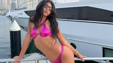 Bahar Candan pembe parlak bikinisiyle olan pozunu 'Evlenince sileceğim' diyerek paylaştı