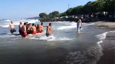 Denizde boğulma tehlikesi geçiren kızını kurtarmak isteyen baba suya atlayarak hayatını kaybetti