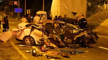Son dakika haberleri! Kamyona çarpan otomobil paramparça oldu: 1 ölü, 3 yaralı