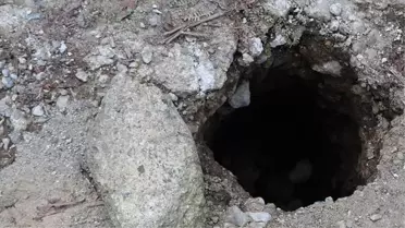 Rize'de köy yolunda oluşan koca delik, halk arasında merak yarattı: Birbirlerini arayıp, 'Deliğe düşme, dikkat et' diye uyarıyorlar