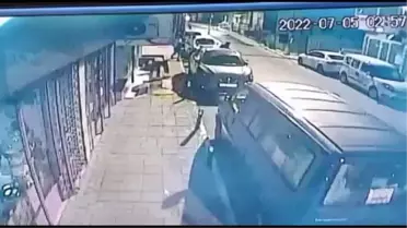 ÜSKÜDAR'DA İSTİNAT DUVARI ÇÖKMESİ SIRASINDA CADDEDE YAŞANANLAR KAMERADA