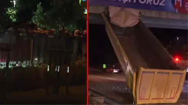 Açık kalan tırın damperi üst geçide takıldı! Manzarayı kaçırmayan vatandaşlar uzun süre damperi sayretti